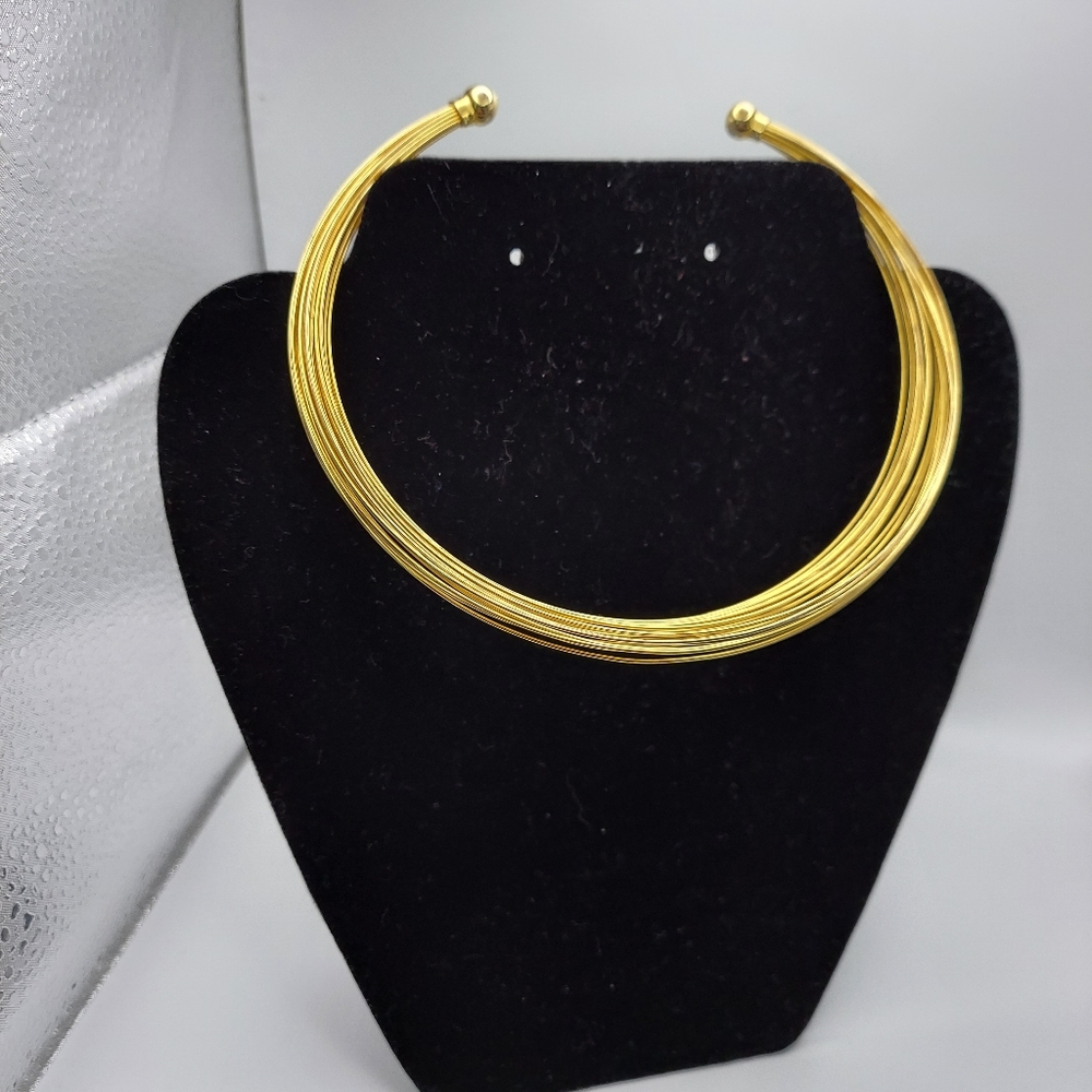Vintage 23 Wires Choker Goldtone. A Vintage Classic Chic & Sophisticated Style.